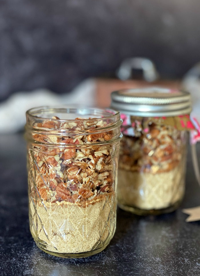 Pecan praline topping mix recipe and gift tag printable are all you need for a perfect holiday hostess gift or little treat for friends, family and neighbors. Just a few ingredients are required for this mason jar gift that can be paired with breakfast or dinner recipes. #masonjarrecipe #masonjargift #printable #hostessgift #holidaygift #praline #thanksgiving #holiday #holidayrecipe