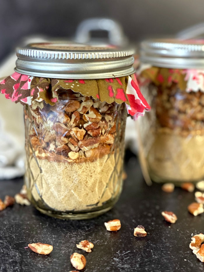 Pecan praline topping mix recipe and gift tag printable are all you need for a perfect holiday hostess gift or little treat for friends, family and neighbors. Just a few ingredients are required for this mason jar gift that can be paired with breakfast or dinner recipes. #masonjarrecipe #masonjargift #printable #hostessgift #holidaygift #praline #thanksgiving #holiday #holidayrecipe