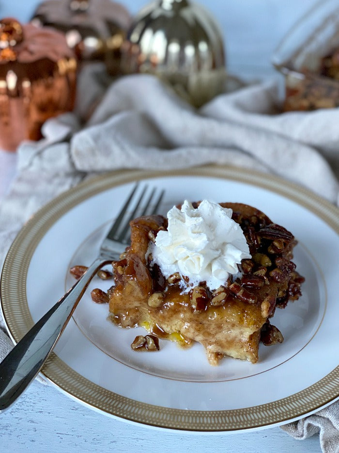 Pumpkin pie french toast casserole recipe for an easy overnight breakfast and brunch option. My easy to make recipe is a brunch highlight! #breakfast #brunch #casserole #overnightcasserole #pumpkinpie #pumpkinpiespice #pumpkinspice