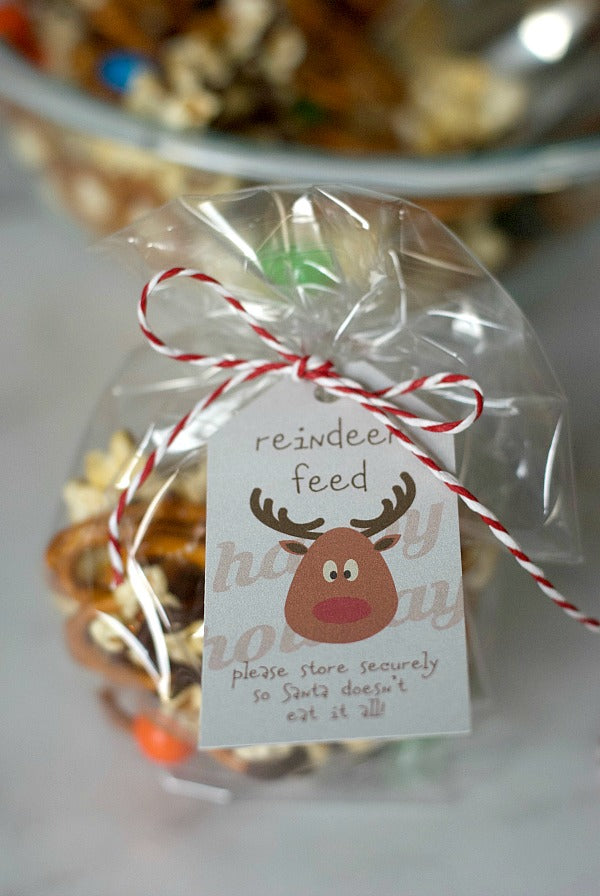 Salty and sweet reindeer feed snack recipe and printable for the holiday season and beyond. Delight Santa on Christmas night with this crunchy and sweet treat! #Santaiscoming #snackfood #holidayrecipes #Christmas #reindeerfeed #reindeer #SantaClaus