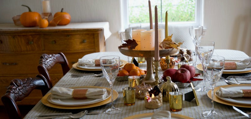 Rose gold, amber and yellow gold thanksgiving tablescape | Easy and pretty tablescape with warm tones for family and friends to gather around the table | #rosegold #amber #yellowgold #Thanksgiving #tablescape #decor #placesetting #printable #satsumadesigns