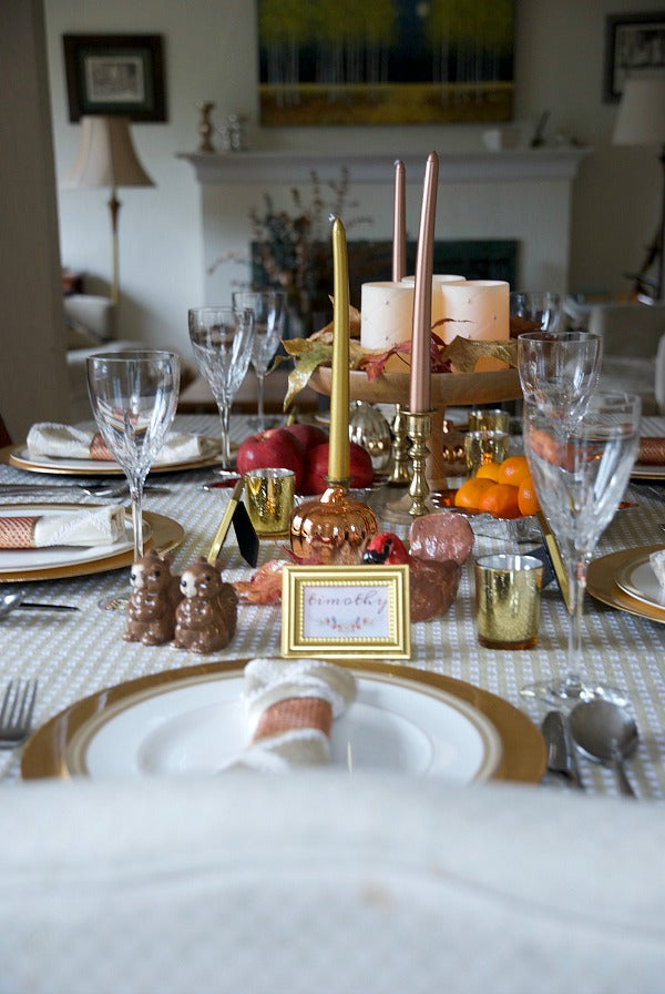 Rose gold, amber and yellow gold thanksgiving tablescape | Easy and pretty tablescape with warm tones for family and friends to gather around the table | #rosegold #amber #yellowgold #Thanksgiving #tablescape #decor #placesetting #printable #satsumadesigns