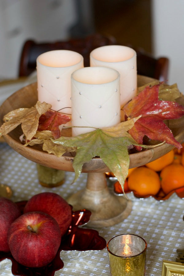 Rose gold, amber and yellow gold thanksgiving tablescape | Easy and pretty tablescape with warm tones for family and friends to gather around the table | #rosegold #amber #yellowgold #Thanksgiving #tablescape #decor #placesetting #printable #satsumadesigns