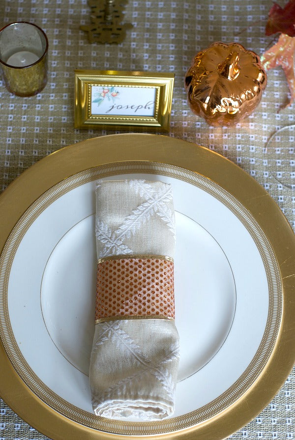 Rose gold, amber and yellow gold thanksgiving tablescape | Easy and pretty tablescape with warm tones for family and friends to gather around the table | #rosegold #amber #yellowgold #Thanksgiving #tablescape #decor #placesetting #printable #satsumadesigns