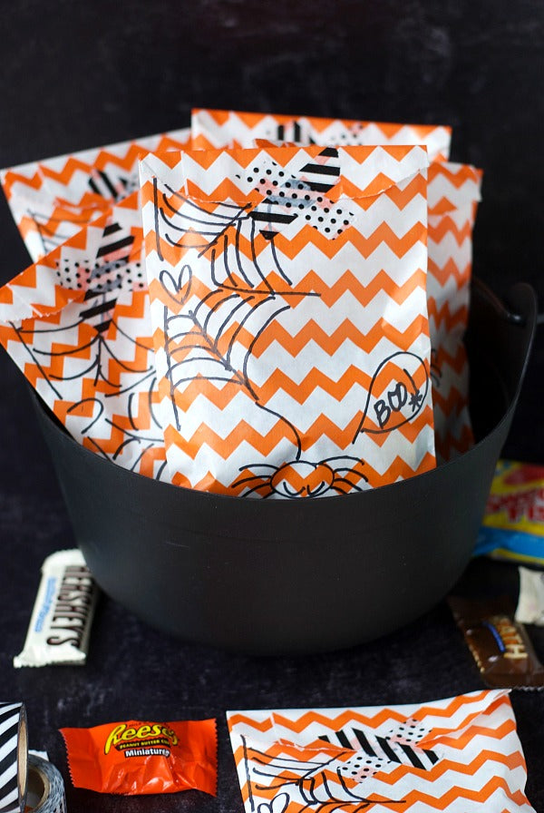 Try my sweet spider Halloween boo bag to spread some festive fun this Halloween. My easy chevron treat bag, a sharpie and a couple of pieces of washi tape make this Boo Bag easy and adorable. Fill your Boo Bags with just the right mix of chocolate and gummy candy to delight! #halloween #boobag #candy #diy #treats #celebrate