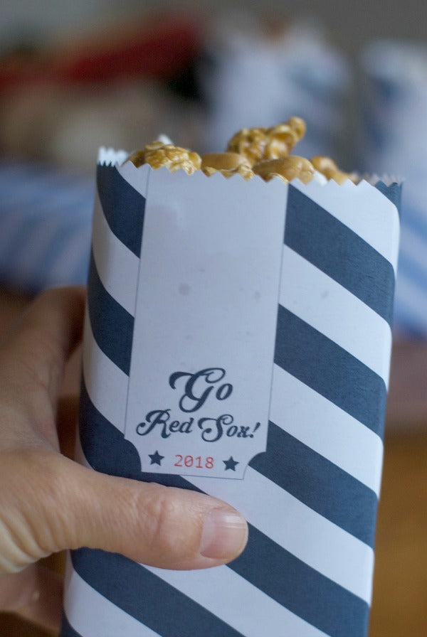 Click through to download and print my 2018 World Series Cracker Jack snack bags for fans | World Series party ideas | baseball party ideas | SatsumaDesigns.com #dodgers #redsox #worldseries