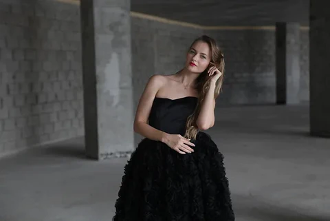 a model in black dress