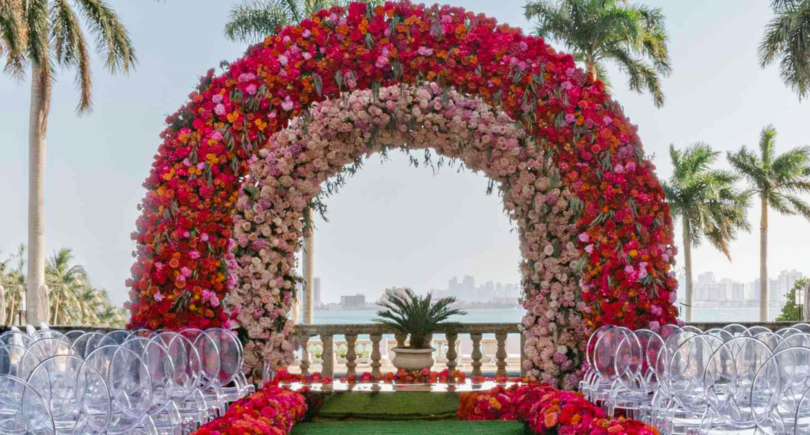 Ideas de arcos para bodas: arcos coloridos al estilo indio