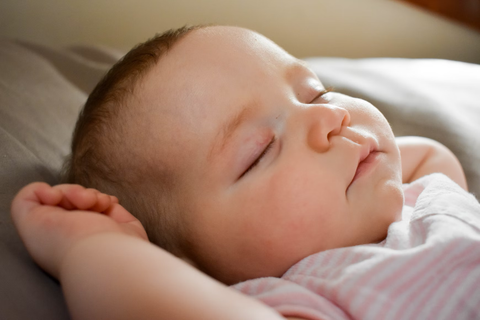 Baby sleeping on a non-toxic crib mattress