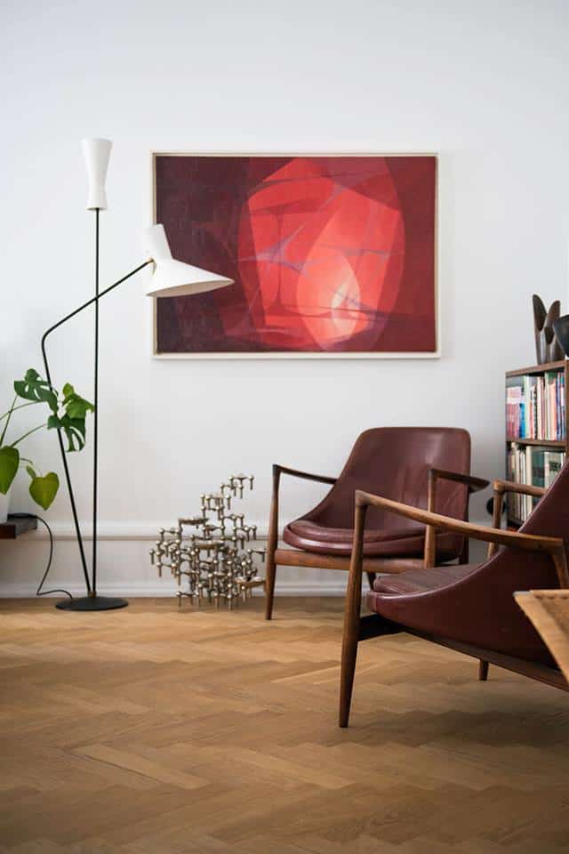 Focal point is the single painting by Nils Nixon in Claes Schalling's apartment.The Elizabeth chairs / model U-56 designed by Ib Kofod-Larsen and produced by Christensen & Larsen in Denmark. The floor lamp is designed by Professor D. Moor for BAG in Switzerland.