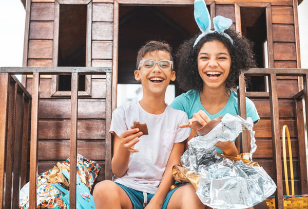 les enfants mangent chocolats de paques