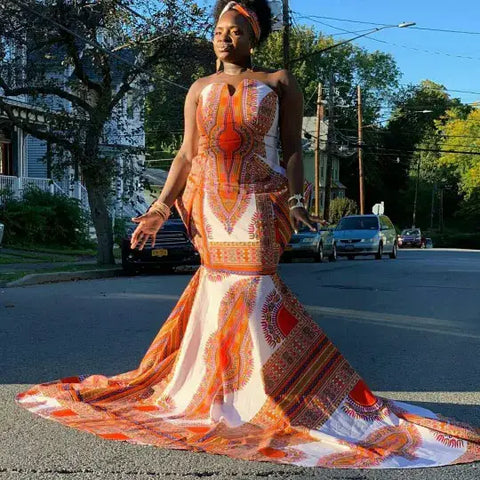 Femme au milieu de la route portant une robe orange