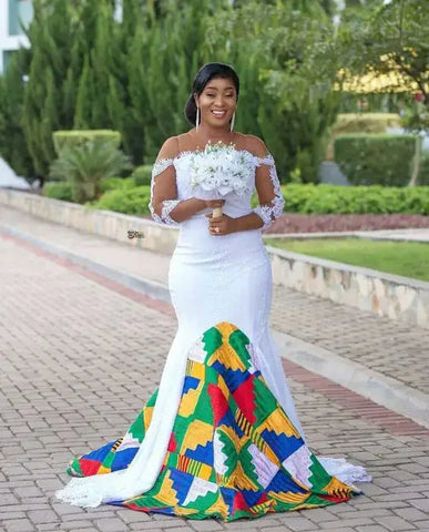 Mariée ghanéenne portant une robe de mariée blanche et kente