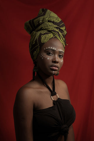 femme avec bandeau africain