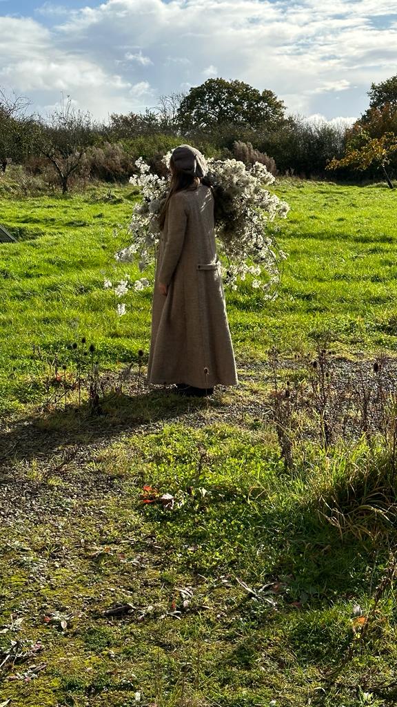 Cassandra coat in brown wool and nightdress in white cotton