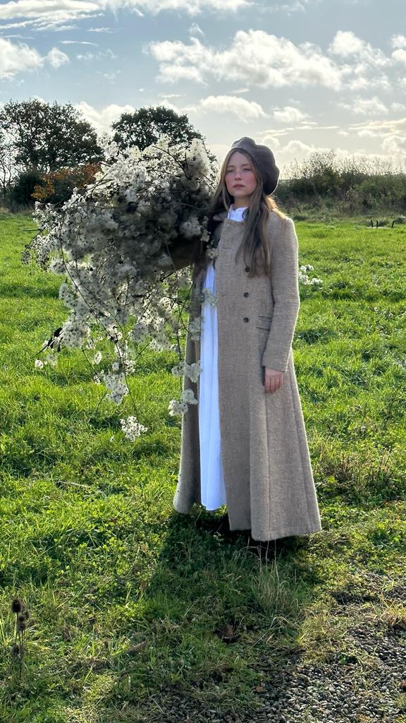 Cassandra coat in brown wool and nightdress in white cotton