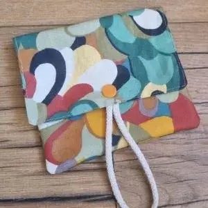 Pochette à savon double compartiment en coton enduit au motif splash. Cette pochette dispose d'une petite cordelette en coton blanc lui permettant d'être suspendue dans la douche.
