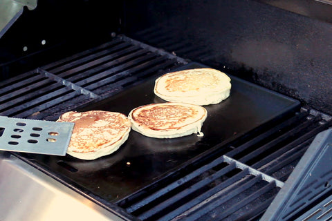 2 fluffig aufgegangene Pankaces auf einer Grillplatte.