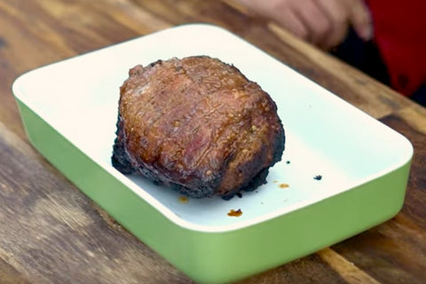 Das fertige Grillfleisch liegt in einer Schale, bereit, für das Pulled Pork Gericht auseinander gezupft zu werden.