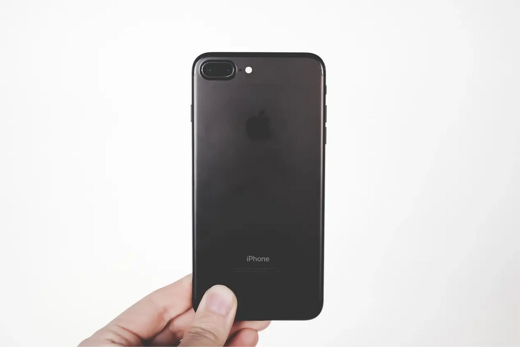 begagnad iphone 7 plus hålls upp i en hand