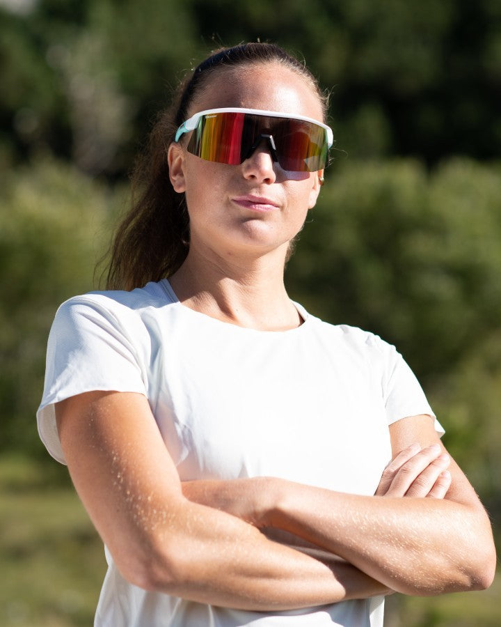 Occhiale da donna per running a mascherina colore bianco lente specchiata rossa modello ROUBAIX