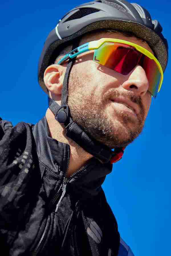 Ciclismo occhiali dentro o fuori dai lacci del casco?