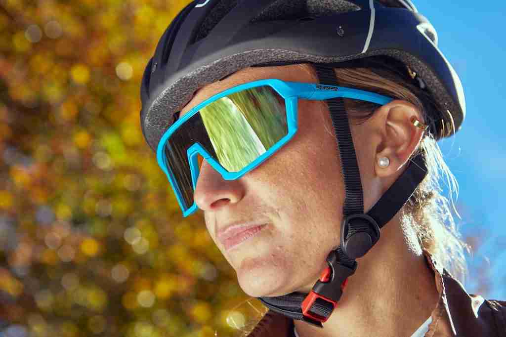 Ciclismo occhiali dentro o fuori le stringhe del casco?