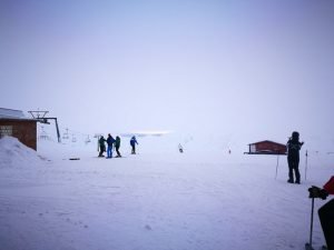 foto montagna con meteo nuvoloso dove usare maschera da sci con lente arancio