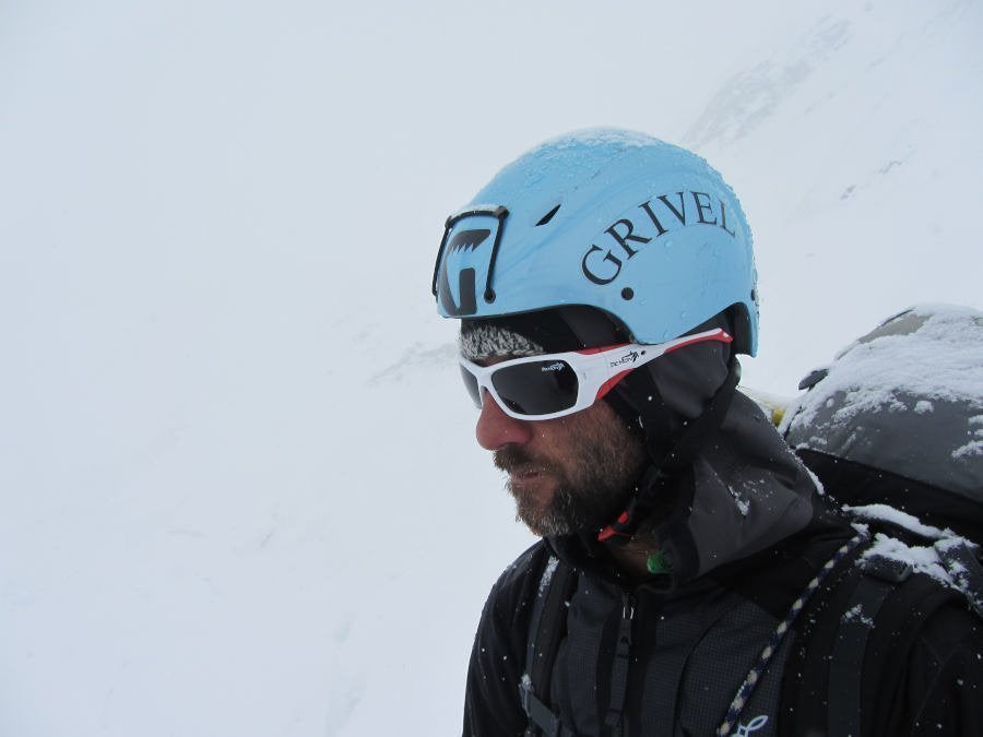 alpinista indossa occhiali da montagna con lenti fotocromatiche