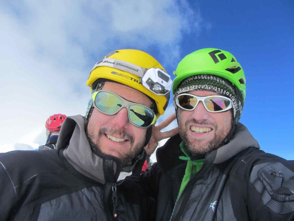 alpinisti indossano occhiali da montagna in ghiacciaio