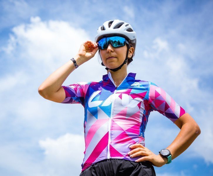 occhiale da donna a mascherina per ciclismo con lente specchiata blu modello performance