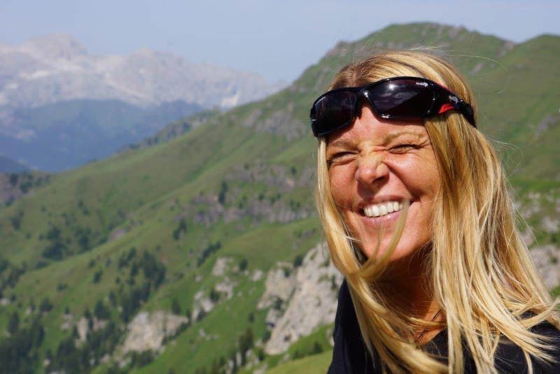 Escursionista donna indossa occhiali da escursionismo durante gita in montagna