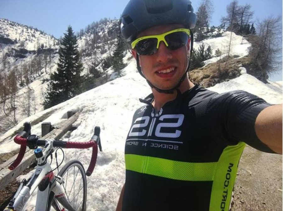 ciclista indossa occhiale da ciclismo giallo fluo