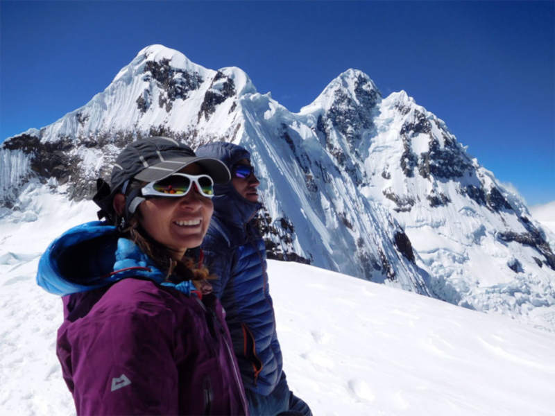 alpinista indossa occhiali sportivi da donna per montagna e alpinismo