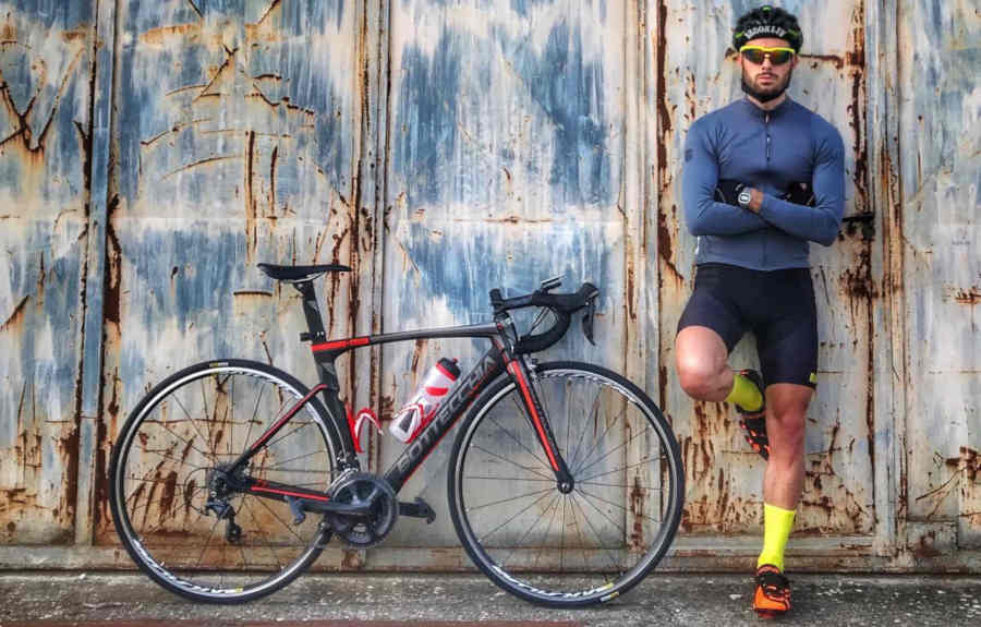 ciclista indossa occhiale giallo fluo da ciclismo con lenti intercambiabili