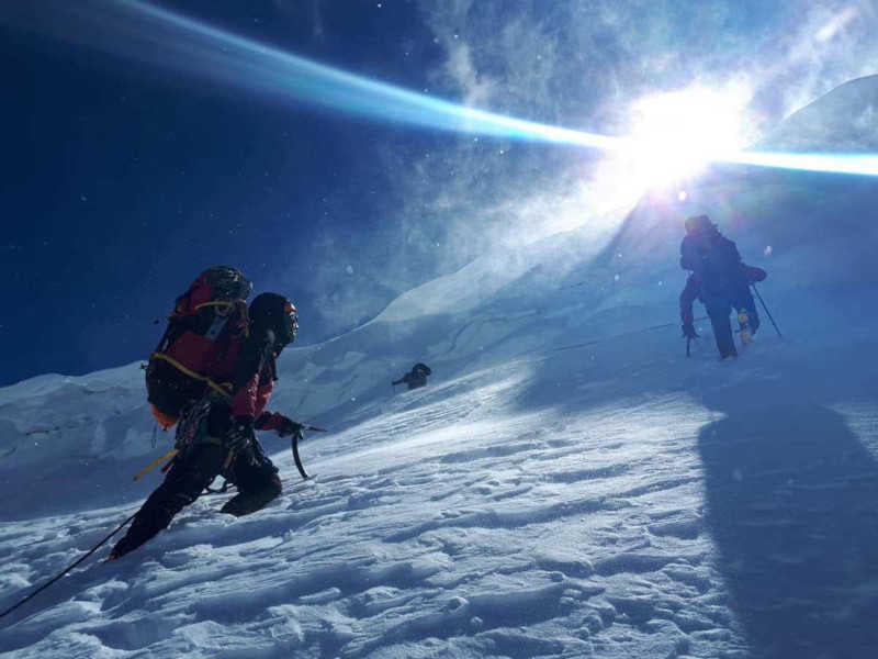 Escursionisti indossano occhiali da montagna per ghiacciaio e alpinismo