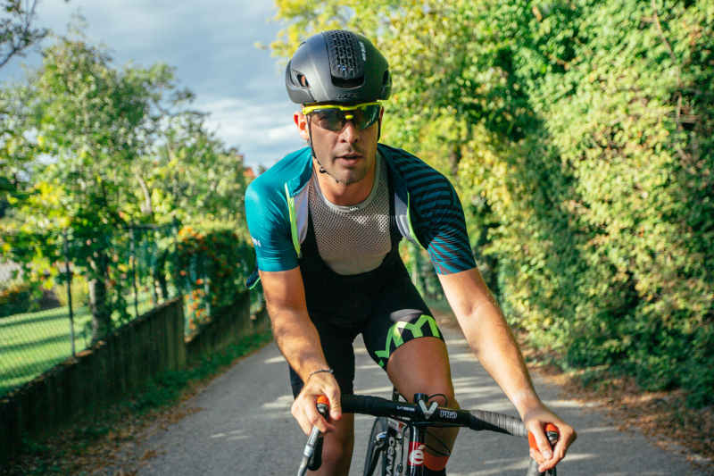 ciclista indossa occhiale da ciclismo su strada con lenti fumo specchiate categoria 3