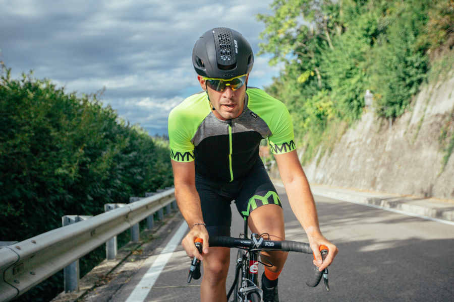 ciclista indossa occhiali da ciclismo con lenti intercambiabili specchiate per uscita con bici da corsa