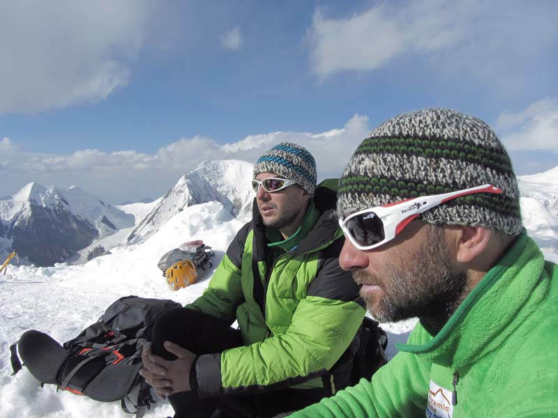 alpinisti indossano occhiali da montagna con lenti categoria 4