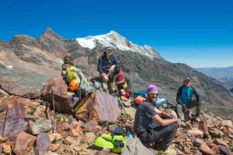 Escursionisti indossano occhiali da montagna con lenti fumo specchiate