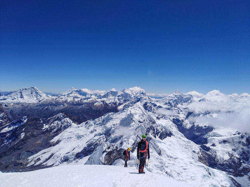alpinisti indossano occhiali da montagna e alpinismo durante escursione