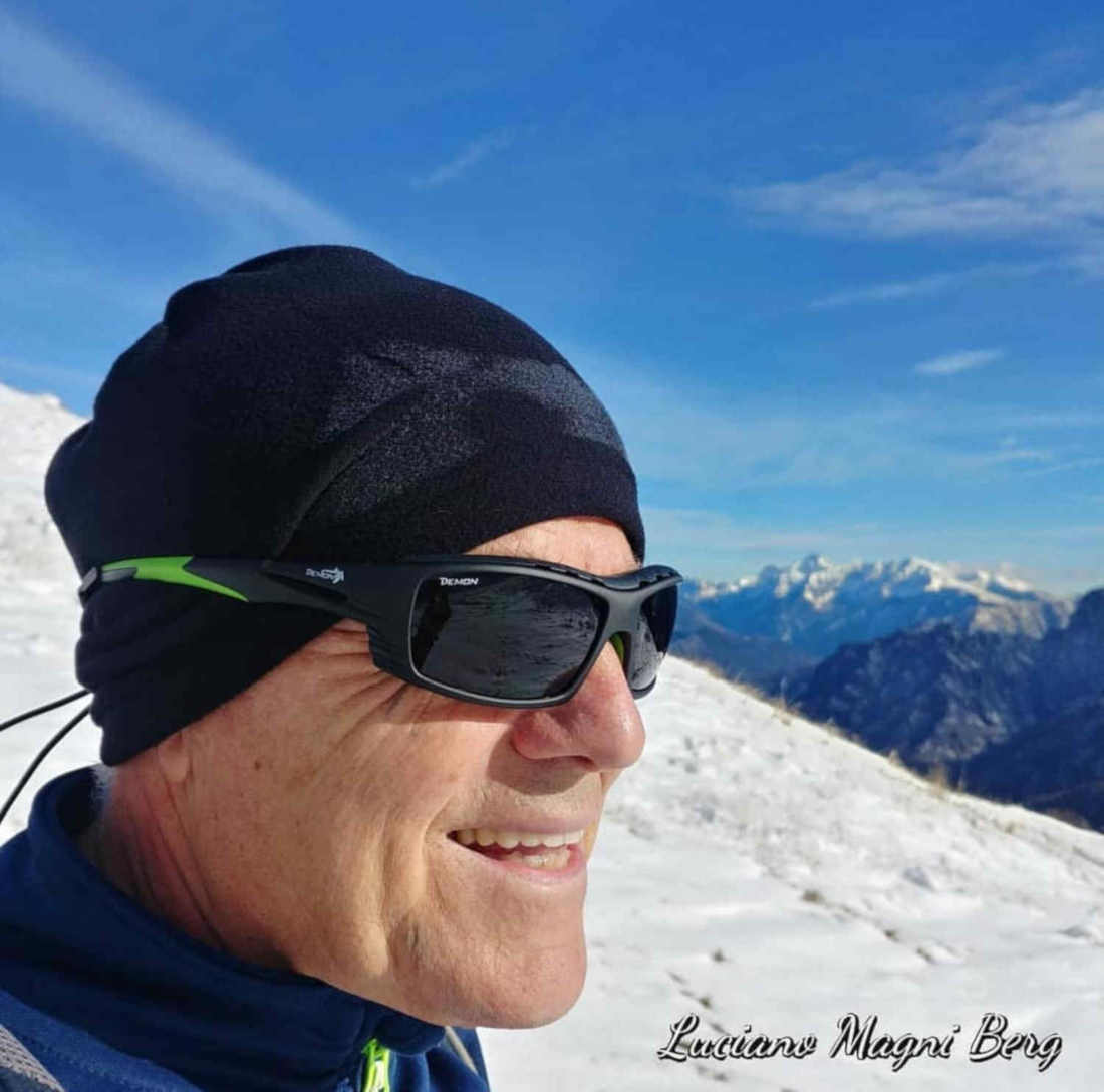 escursionista indossa occhiali da vista per montagna con lenti fotocromatiche