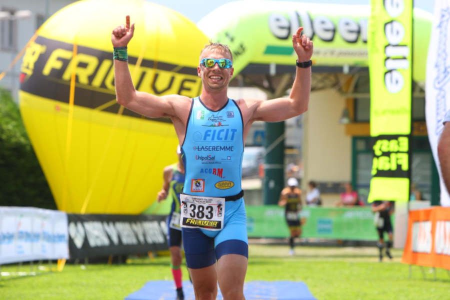 triatleta indossa occhiale da running con lenti specchiate