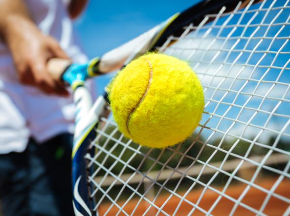 occhiali sportivi con lenti specchiate per tennis