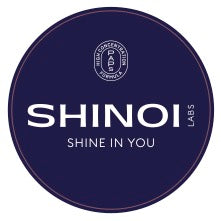 logotipo de shinoi labs junto con el eslogan shine in you y el sello de su fórmula propia PAP-S de blanqueamiento dental