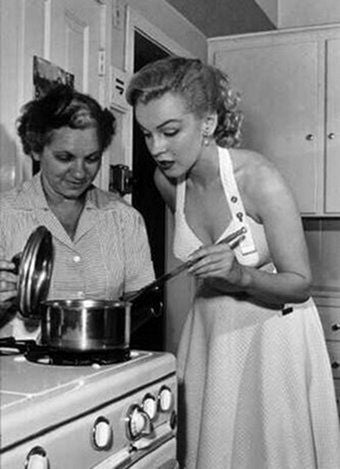 Marylin monroe is cooking