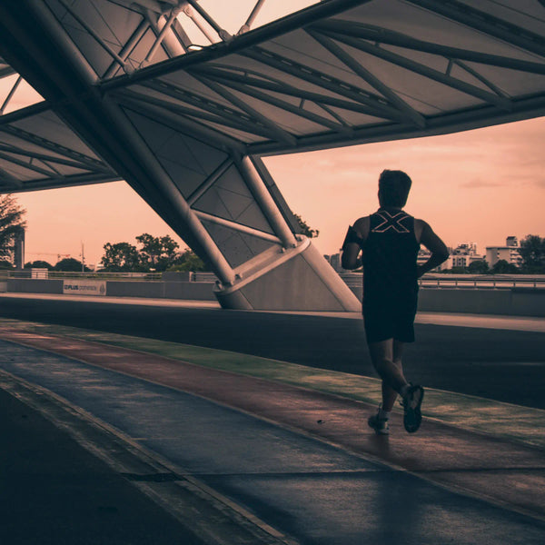 Antioxidantien gegen freie Radikale: Mann geht Joggen