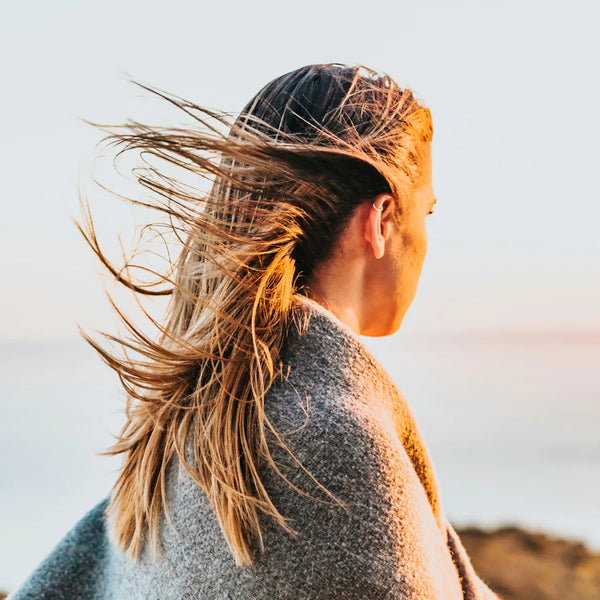 Biotin und Haarvitamine: Frau im Wind