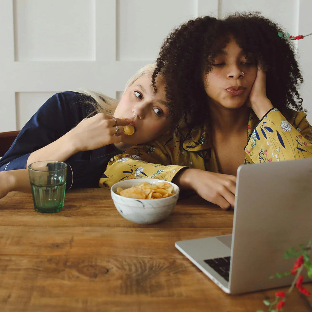 Heißhunger Körpersignale: Frauen vor Laptop