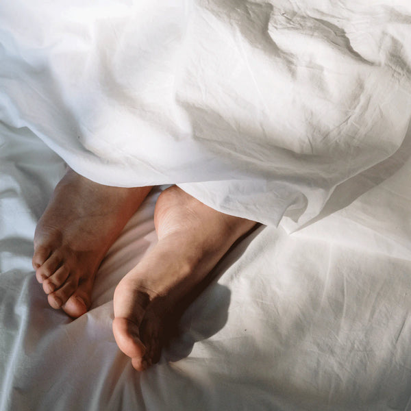 Melatonin: Nachtruhe Füße unter Bettdecke